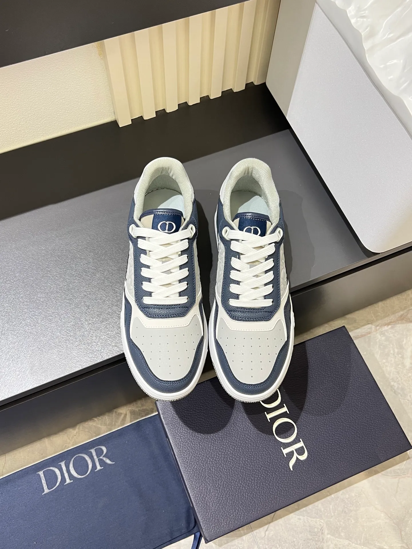 Men's shoes 💰p400 "Dio*" mid-top B27 casual sneakers. This B27 high-top sneaker is a new product in the series and continues Di*r's classic style. Crafted from gray and white smooth calf leather with beige and black Oblique print panels on the sides. The "CD Icon" shaped shoelace eyelets are clever and delicate, and the two-color rubber sole, rear collar and heel are all equipped with the brand's iconic details to enhance the style. Oblique printed straps at the ankle allow for an adjustable fit to complement the overall design. Fashionable and versatile, it can complement any look. Create an exquisite design with unique dynamic vitality and modern atmosphere, presented in low-top and high-top styles. This new must-have shoe adds a new dimension to Dior's archive heritage, embodying modern elegance. Purchase the original version and make it 1:1. If you need top quality, please come to me! Male 38-44!
